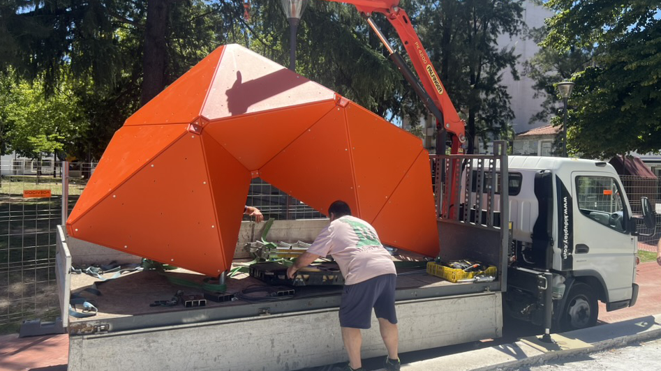 Estruturas BouldUn prontas para transporte e instalação em palete.